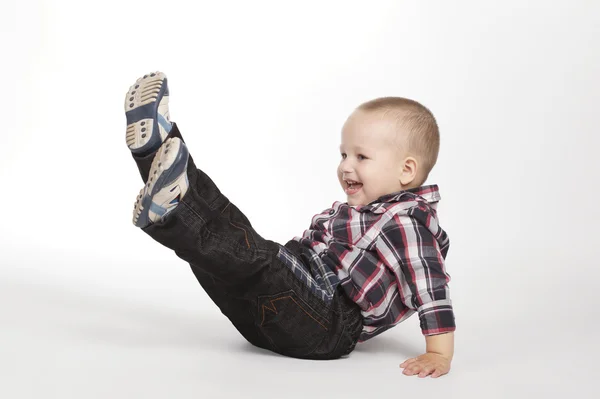 Μικρό αγόρι με τα πόδια μέχρι — Φωτογραφία Αρχείου