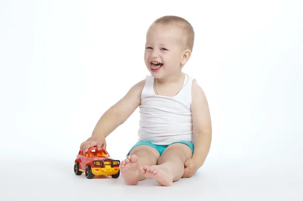 Menino brinca com carro de brinquedo — Fotografia de Stock