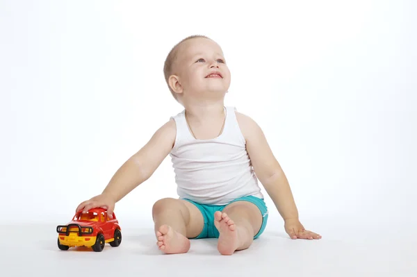 小さな男の子はおもちゃの車で遊ぶ — ストック写真