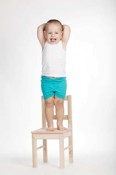 椅子に面白い少年 — ストック写真