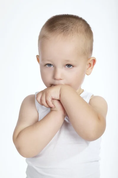 Μικρό αγόρι ντροπαλός σε άσπρο φόντο — Φωτογραφία Αρχείου