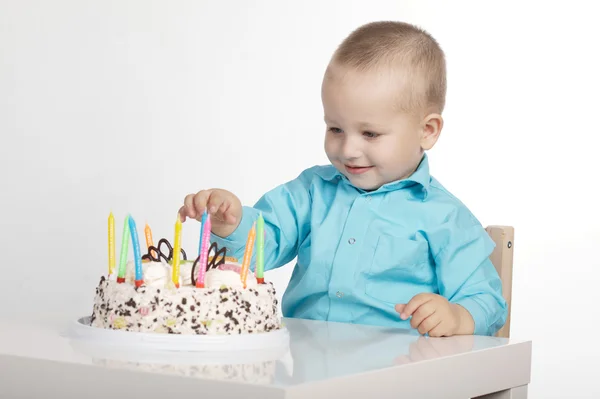 Niño pequeño con pastel de cumpleaños — Foto de Stock