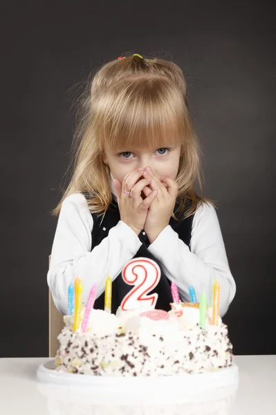 Chica con pastel de cumpleaños pedir deseo — Foto de Stock