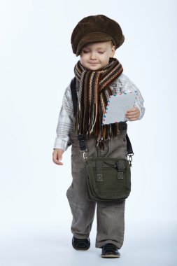 mektup ile küçük komik çocuk fotoğrafı