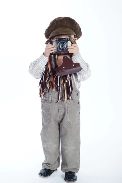 Chlapec ve věku retro fotoaparátem — Stock fotografie