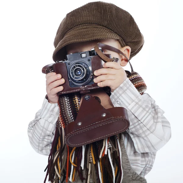 Хлопчик зі старістю ретро камери — стокове фото