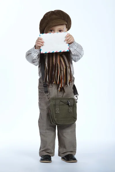 Foto de menino engraçado com carta — Fotografia de Stock