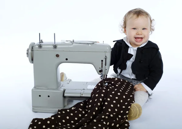 Dikiş makinesi ile küçük kız fotoğrafı — Stok fotoğraf