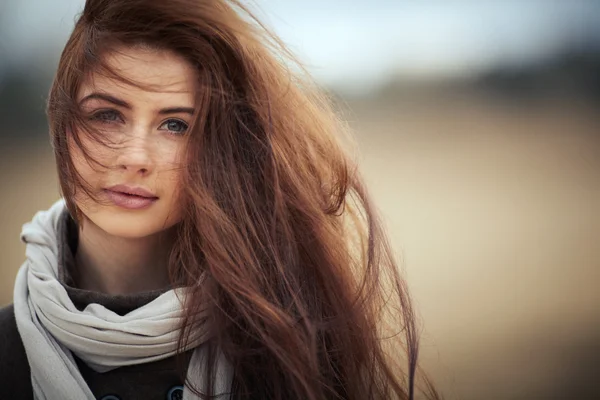 Menina bonita nova com cabelo longo — Fotografia de Stock