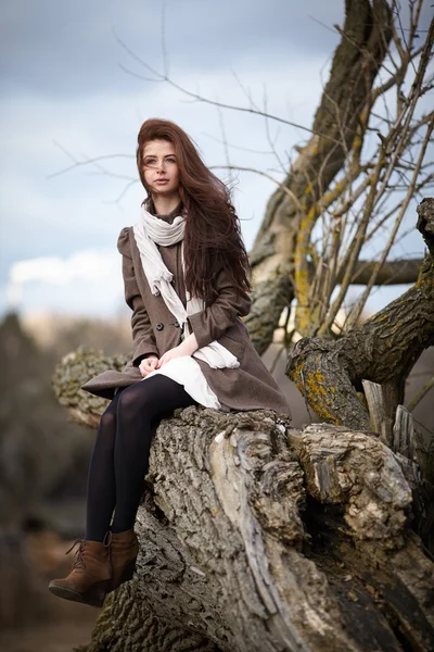 Junges schönes Mädchen mit langen Haaren — Stockfoto