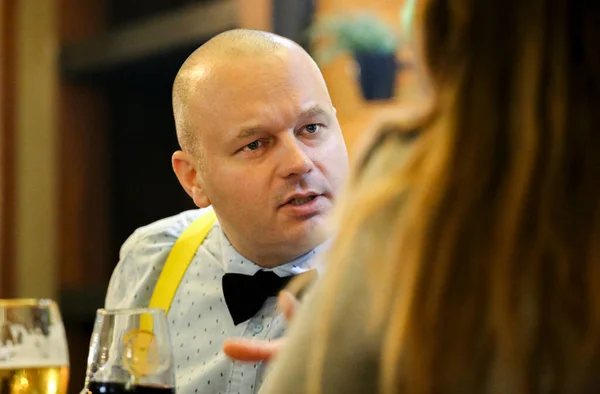 Frecher Schöner Mann Spricht Mit Frau Über Den Tisch Restaurant — Stockfoto