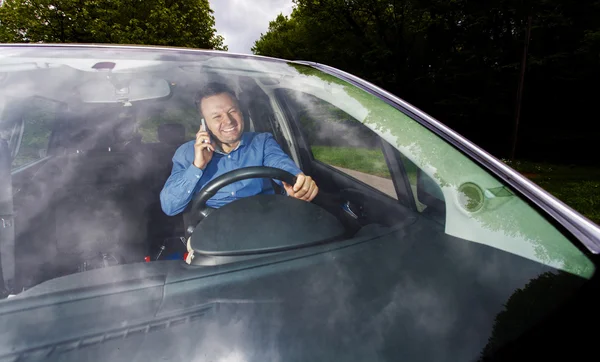 Fahrer und Handy — Stockfoto