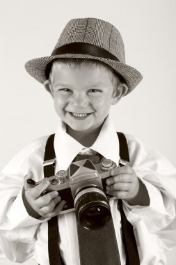 Fotoğrafçı olmak genç çocuk yaşlı bir kamera ile oynamaya
