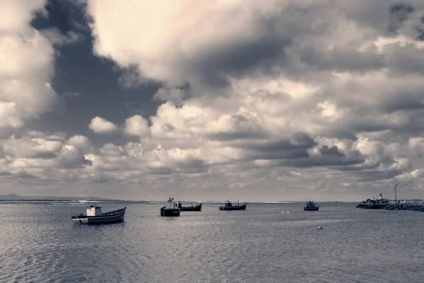 Традиционные рыболовные лодки в гавани с океаном и облаками i — стоковое фото