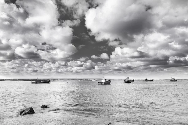 Barcos de pesca tradicionales en el puerto con el océano y las nubes i —  Fotos de Stock