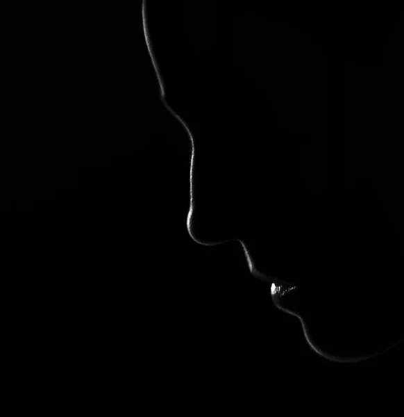 Silhouette of a woman face in black and white rim lighting — Stock Photo, Image