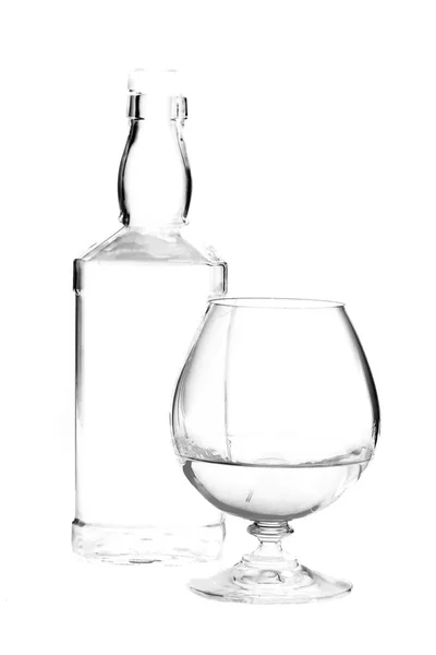 Bicchiere Cognac e bottiglia con brandy con illuminazione del cerchio — Foto Stock