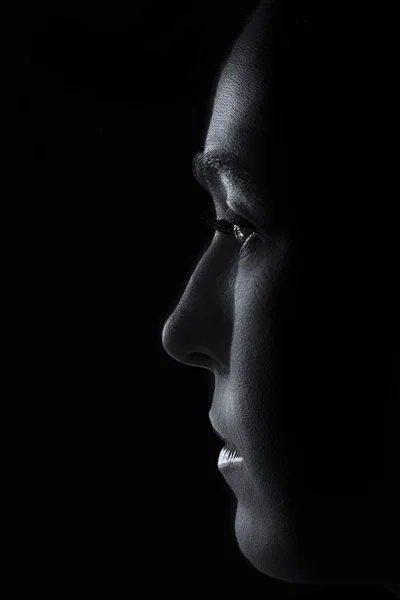 Silhouet van een gezicht van de vrouw in zwarte en witte rand verlichting — Stockfoto
