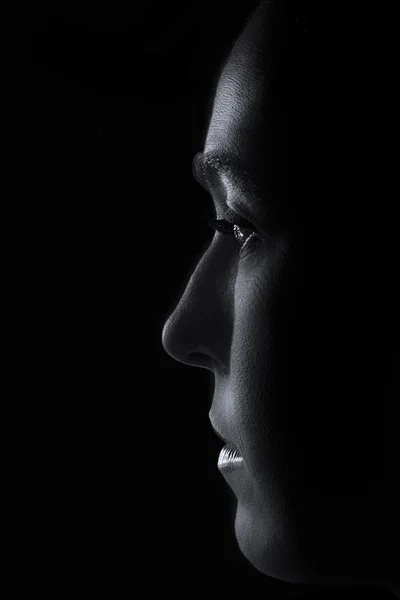 Silhouette of a woman face in black and white rim lighting — Stock Photo, Image