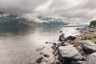 Dağlar ve loch İskoçya Highlands ra sonra sis