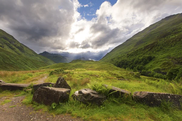 Zöld és buja glen skót felföldön eső után — Stock Fotó