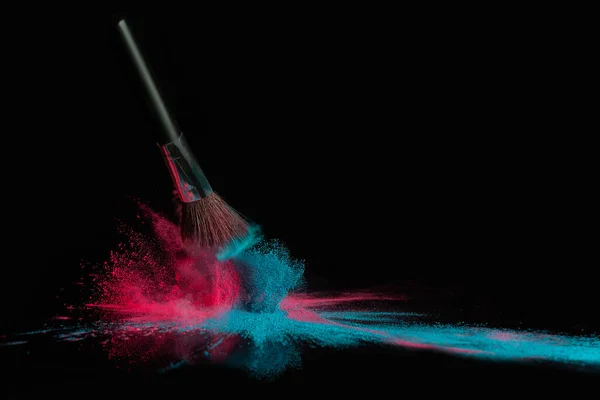Cepillo Polvo Maquillaje Azul Rosa Caen Sobre Una Superficie Negra —  Fotos de Stock