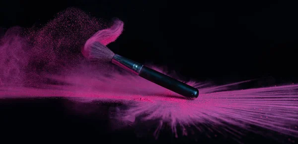 Pinsel Mit Rosafarbenem Make Fallen Auf Eine Glänzende Schwarze Oberfläche — Stockfoto