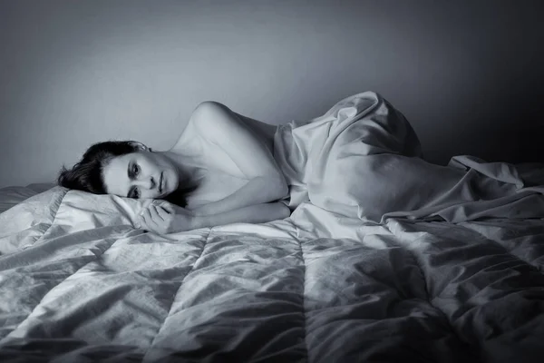 Fogalmi Kép Egy Nőről Szomorú Magányos Egy Ágyon Egy Lepedő — Stock Fotó