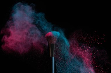 Bir toz fırçasında mavi ve pembe makyaj karışık bir buluta çarptı.