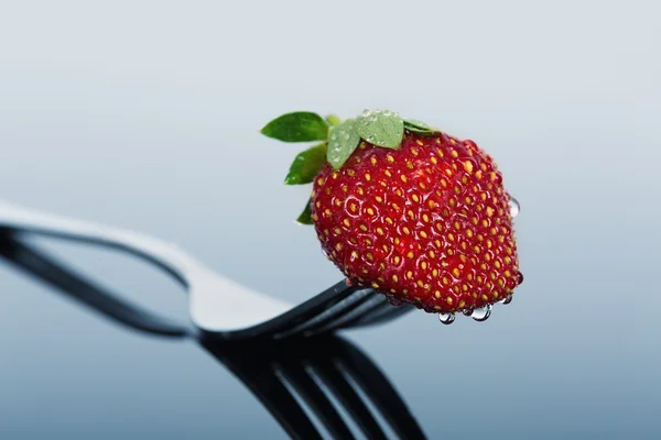Red and wet strawberry on a form with reflection on shiny surfac — Stock Photo, Image