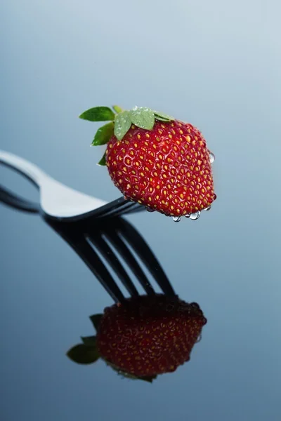 Red and wet strawberry on a form with reflection on shiny surfac — Stock Photo, Image
