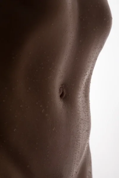 Körperbild einer nackten Frau mit nassem Bauch und Hintergrundbeleuchtung — Stockfoto