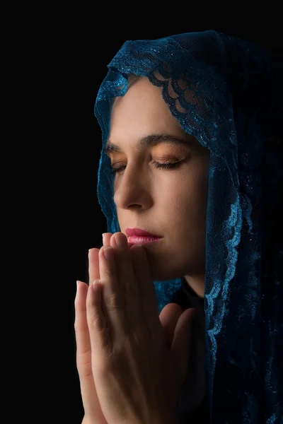Mulher com cachecol cabeça azul sobre a cabeça rezar paz — Fotografia de Stock