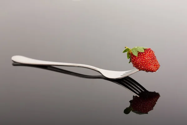 La fresa roja y mojada en la forma con la reflexión sobre el surfac brillante —  Fotos de Stock