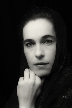 Mavi hijab sanatçı ile üzülmüş Ortadoğu kadın portresi