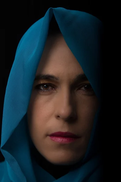 Oriente Médio mulher retrato olhar triste com azul hijab artista — Fotografia de Stock
