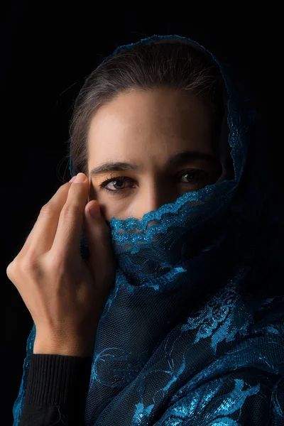 中东女子肖像看起来悲伤与蓝色头巾的艺术家 — 图库照片