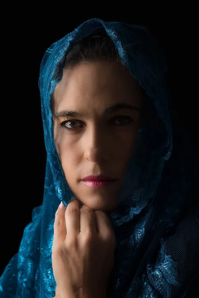 Retrato de mujer de Oriente Medio mirando triste con artista hijab azul —  Fotos de Stock