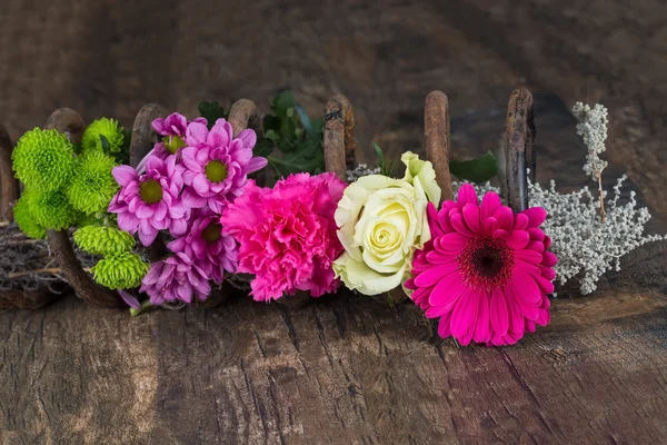 Ramo de flores en primavera de metal en la superficie de madera grunge artista —  Fotos de Stock