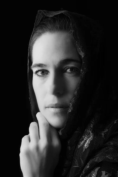 Portret Bliskiego Wschodu kobieta szuka smutne z hidżab niebieski artysty — Zdjęcie stockowe