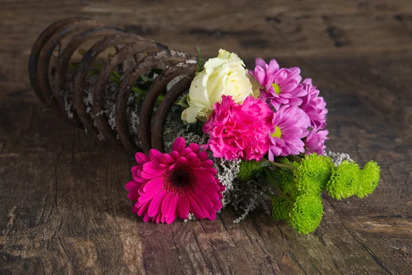 Ramo de flores en primavera de metal en la superficie de madera grunge artista —  Fotos de Stock