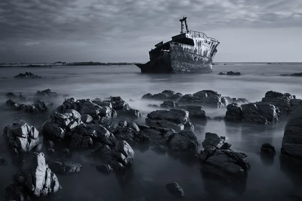 Стара корабельна аварія довга експозиція на скелях захід сонця художній обмін — стокове фото