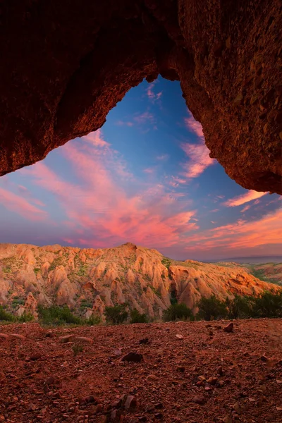 Montanha rochosa vermelha com nuvens arco-sol perto de Calitzdorp em Sou — Fotografia de Stock