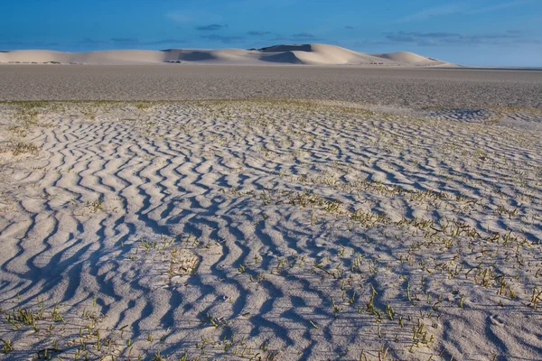 Glorious sand dune in the distance over empty tidal lagoon — Stock Photo, Image