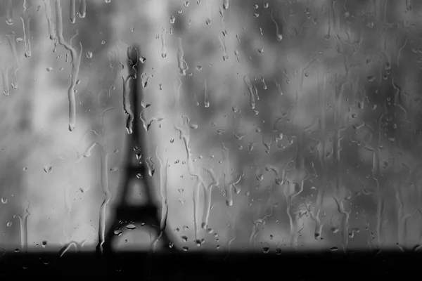 Tour Eiffel vue à travers la fenêtre mouillée dans la tempête de pluie — Photo