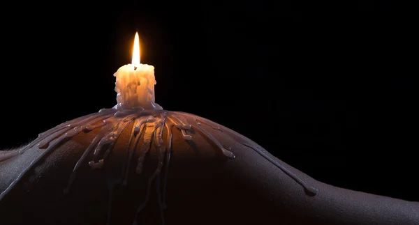 Paisaje corporal de una mujer bien formada con vela encendida y cera —  Fotos de Stock