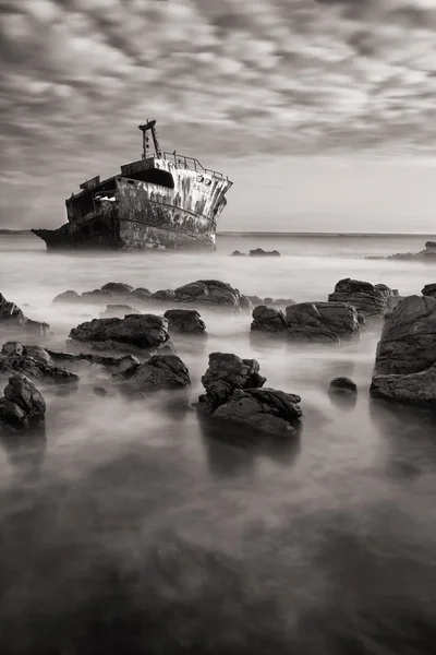 Viejo naufragio larga exposición en rocas al atardecer artístico conversi — Foto de Stock