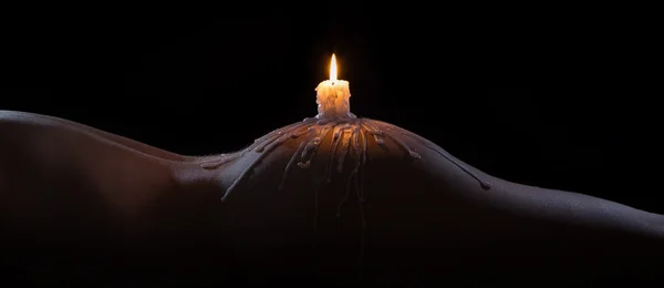 Paisaje corporal de una mujer bien formada con vela encendida y cera —  Fotos de Stock