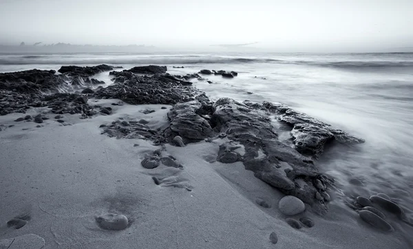 Paisaje blanco y negro de rocas oceánicas y nubes estafa artística — Foto de Stock