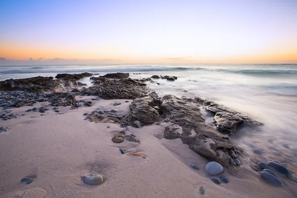 Paisagem tardia do oceano sobre a costa rochosa com nuvens blo — Fotografia de Stock